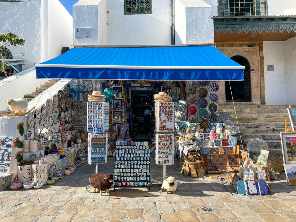 Petit marché de la ville tunisienne de Sidi Bou Said Conte de fées oriental au charme français